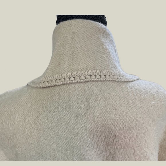 SOLD - Peruvian wool Baby Alpaca Cape Shawl Camel Color - very warm - Picture 5 of 7